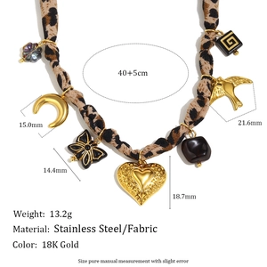 Détails du collier en tissu léopard avec pendentifs en or 18 carats et dimensions