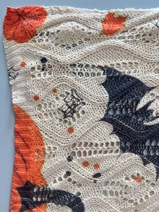 Gros plan sur tissu en maille torsadée avec motifs citrouille et chauve-souris