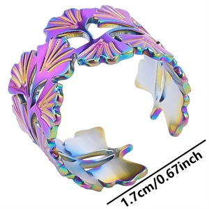 Vue détaillée de la bague feuille arc-en-ciel ajourée avec ouverture réglable