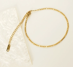 Detail der 18K vergoldeten Figaro-Fußkette aus Edelstahl mit Karabiner und Verlängerung