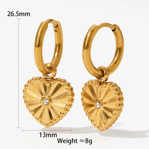 Vue détaillée de boucles d'oreilles cœur en or, hauteur 26,5mm et largeur 13mm