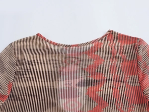 Détail de l'encolure ronde et du tissu en maille avec imprimé rayé sur le haut pour femme