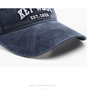 Dettaglio ravvicinato in cotone lavato blu navy e ricamo a lettere bianche sul cappuccio