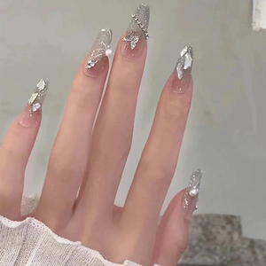 Faux ongles dégradé gris argent avec papillon en métal, perles et paillettes brillantes