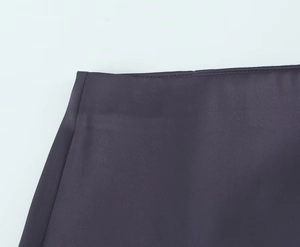 Gros plan détaillé des coutures et de la taille haute du pantalon en satin violet