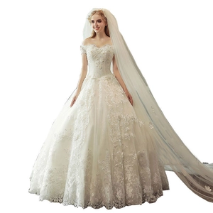 Abito da sposa avorio con spalle scoperte, ricami in pizzo e lungo velo da sposa elegante