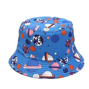 Chapeau bob réversible bleu avec motifs de planètes et astronautes pour le soleil