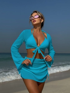 Dettaglio del set da spiaggia blu 3 pezzi con top in rete e gonna a coulisse