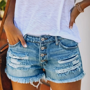 Détail du short en jean taille haute avec braguette à boutons et ourlet effiloché
