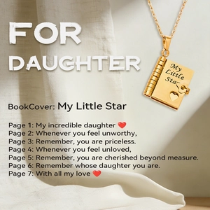Dettaglio del ciondolo a libro placcato oro 18k con incisione My Little Star su tessuto