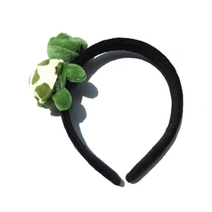 Pluche hoofdband met schattig groen schildpadontwerp op een zwarte stoffen houder