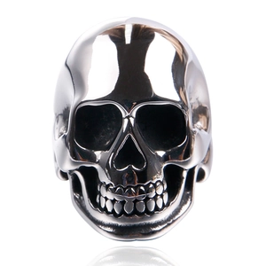 Dettaglio macro di un anello a teschio in acciaio inossidabile lucido stile gotico