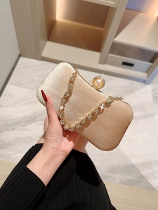 Elegante bolso de noche champán dorado con asa de perlas y cadena de pedrería