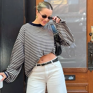 Gestreiftes Langarm-T-Shirt im französischen Stil mit weißer Hose im Straßen-Look