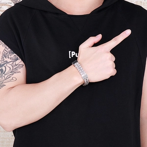 Nahaufnahme eines silbernen Edelstahl-Hip-Hop-Armbands mit gemischten Gliedern am Handgelenk