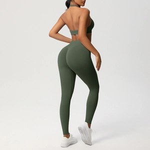 Dettaglio dei pantaloni yoga a vita alta e reggiseno sportivo con schiena incrociata verde