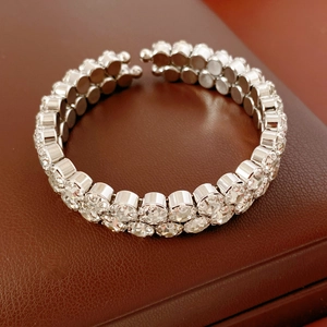 Vue macro d'un bracelet argenté à double rangée de strass sur cuir marron luxueux