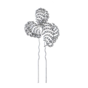 Detalle de la horquilla de hoja plateada con pedrería brillante para peinados de novia