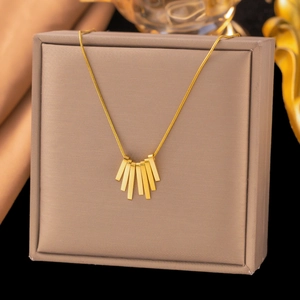 Collier élégant en titane doré avec pendentif cœur frangé dans un écrin de luxe