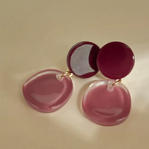 Minimalist resin drop earrings in burgundy and pink with golden metal ring detail