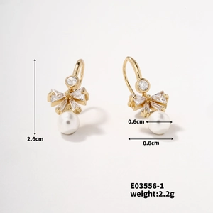 Détail de boucles d'oreilles perles avec dimensions : hauteur 2,6 cm et largeur 0,8 cm