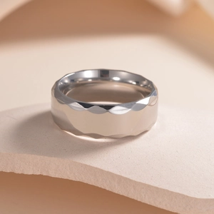 Gros plan de la bague 8mm en acier titane pour homme avec bord facetté argenté
