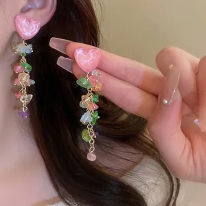 Boucles d'oreilles cœur élégantes avec glands en pierres colorées et chaîne dorée