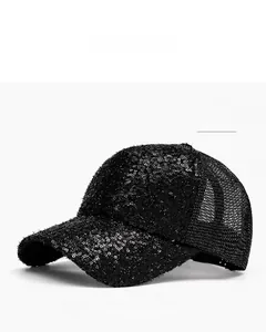 Détail de la casquette à paillettes noires montrant la texture brillante et le filet mesh