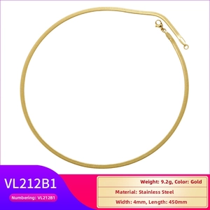 Detalle de una cadena plana de serpiente de 4mm en acero inoxidable chapado en oro