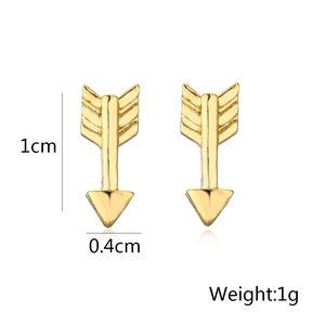 Vista detallada de pendientes de flecha bañados en oro 18K, 1cm de largo y 0,4cm de ancho