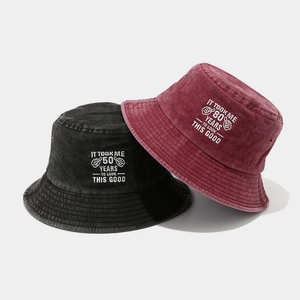 Cappelli a secchiello vintage in cotone lavato antracite e bordeaux con ricamo di compleanno