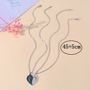Detail der Partner-Halsketten mit Herzanhängern und verstellbarer Kette von 45 plus 5cm