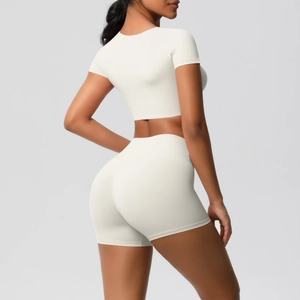 Detailansicht von cremefarbenem Crop-Top und High-Waist-Shorts Yoga-Set am Modell