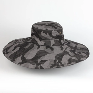 Chapeau de soleil à large bord avec motif camouflage gris et œillets en métal