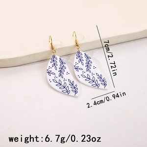 Detailed size specifications of blue leaf-shaped acrylic earrings with porcelain patterns