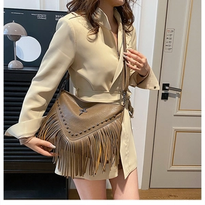 Vue détaillée du sac à bandoulière en cuir PU rétro avec clous en métal et franges