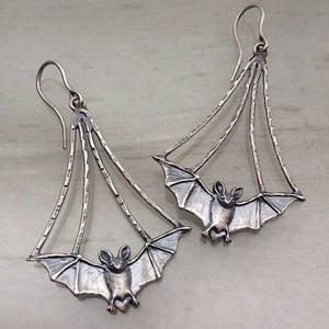 Boucles d'oreilles pendantes chauve-souris gothiques en métal argenté antique