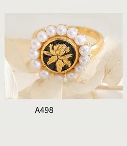 Détail de bague lune vintage en or 18K avec motif floral noir et fausses perles
