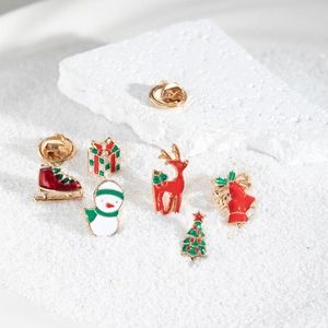 Vue macro d'un lot de 6 broches de Noël avec bonhomme de neige et renne émaillés