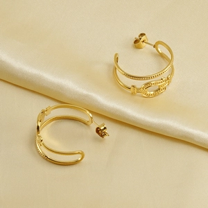 Boucles d'oreilles doubles créoles dorées pour femme sur satin de soie champagne