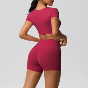Rückansicht der hoch taillierten Yoga-Shorts und bauchfreies Top in Beerenrot