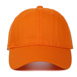 Vista dettagliata di un cappellino da baseball arancione a calotta morbida per il sole
