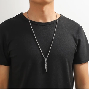 Collier avec pendentif épée argenté pour homme porté par un mannequin sur fond blanc