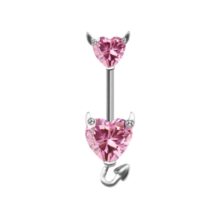 Vue détaillée d'un piercing nombril diable avec zircons cœur roses, cornes et queue