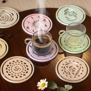 Sottobicchieri in silicone con motivi Chakra color pastello su tavolo in legno