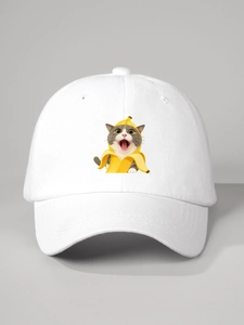 Nahaufnahme einer weißen Baumwoll-Basecap mit einem kreativen Bananen-Katzen-Meme-Print