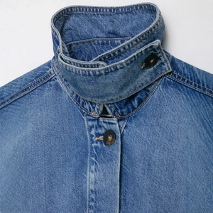 Blaue Denim-Jacke mit schickem Stehkragen und Details zum Doppelknopf-Verschluss