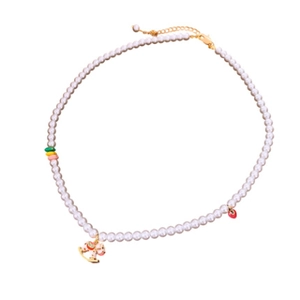 Collier de perles avec manège en émail et breloque fraise sur fond blanc pur