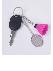 Mini badmintonracket en roze shuttle sleutelhanger met een elektrische fietssleutel