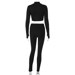 Détail de l'ensemble haut court à manches longues côtelé noir et legging taille haute